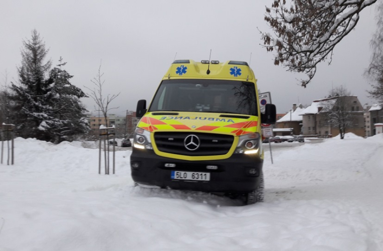 Vozidla Zdravotnické záchranné služby Libereckého kraje na sněhu 